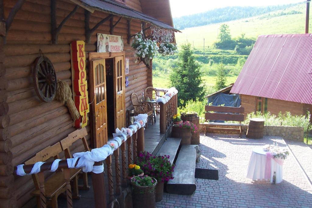 Boykivskiy Dvir Hotel Yasenitsa Zamkova Exterior photo
